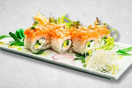 Ролл с тартаром из копченого лосося с соусом юдзу