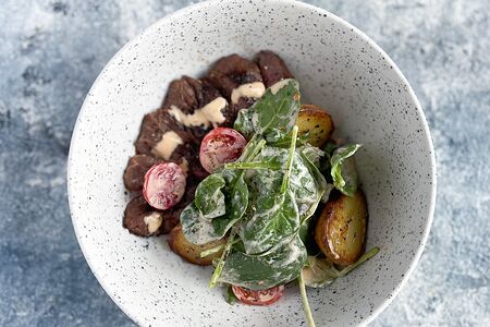 Салат Мачетте с обжаренной говядиной, запеченным мини-картофелем, свежим микс-салатом и соусом Алабам