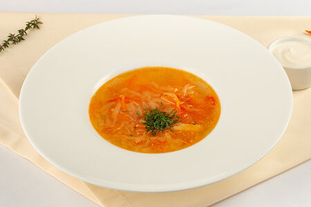 Щи из свежей капусты со сметаной