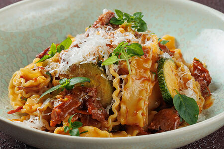 Мафальдине с томлеными щечками и пекорино