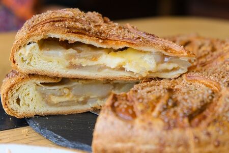 Слоеный пирог с грушей и сыром моцарелла