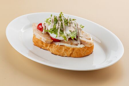 Брускетта с куриной грудкой и соусом Цезарь