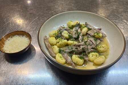 Картофельные ньокки, томленная утка, сливочная эмульсия