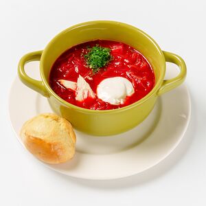 Борщ с чесночной булочкой