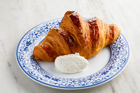 Круассан с маслом