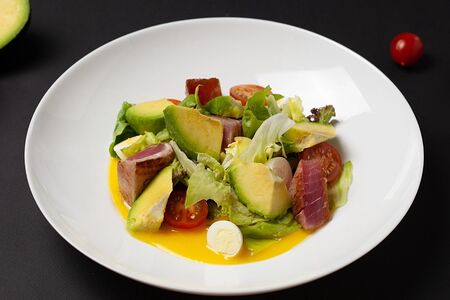 Салат с тунцом и соусом маракуйя