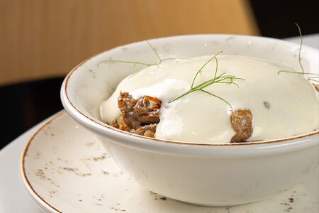 Каша гречневая с говядиной, муссом из пармезана и луком фри