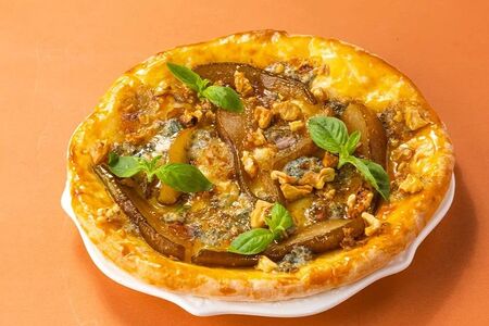 Хачапури с горгонзолой и грушей