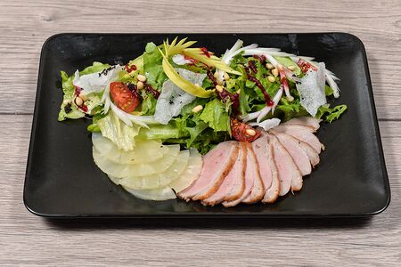 Салат с утиной грудкой и тропическим соусом