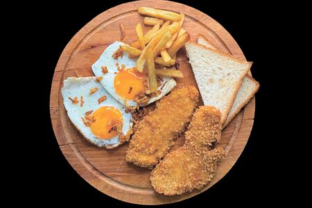 Глазунья с куриными стрипсами и картофелем фри