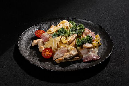 Тальятелле с филе цыпленка, беконом и брокколи