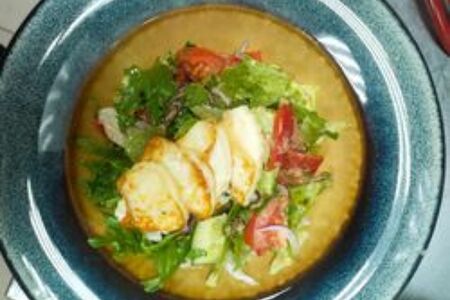 Овощной грузинский салат с жареным сулугуни и ореховой заправкой