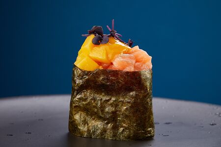 Гункан №2 с мурманским лососем и манго