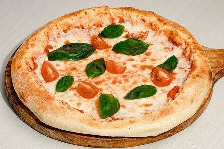 Пицца Маргарита с базиликом и черри