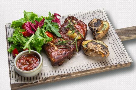 Ребра свиные с печеным чесноком и розмарином