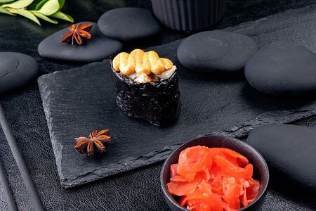 Гункан с угрём спайси