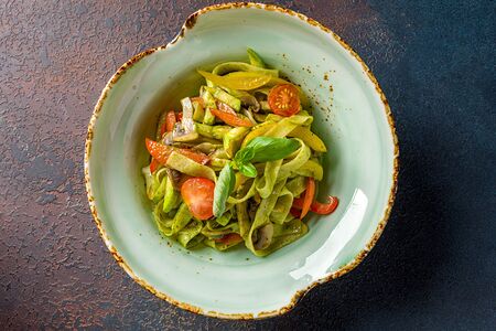 Фетучини с овощами, соусом песто и сыром пармезан