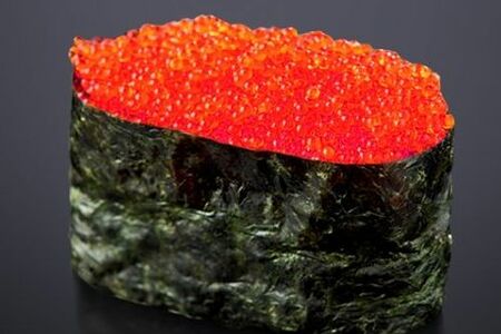 Гункан с красной икрой Масаго