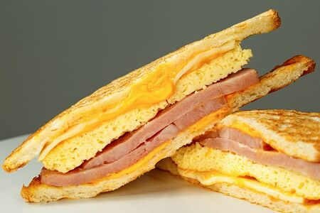 Клаб-сэндвич с ветчиной и омлетом