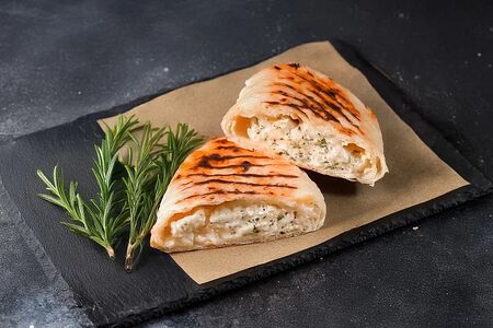 Сулугуни в лаваше на углях