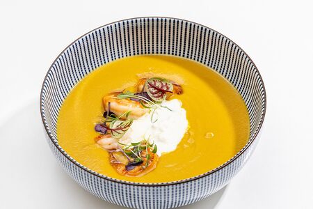 Тыквенный крем-суп с тигровыми креветками