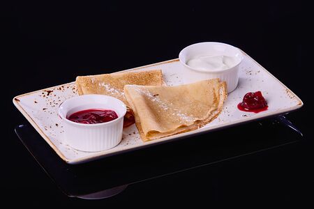 Блинчики с вареньем и сметанкой