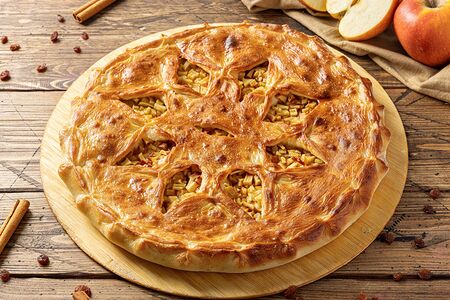 Осетинский пирог с яблоком, корицей и изюмом