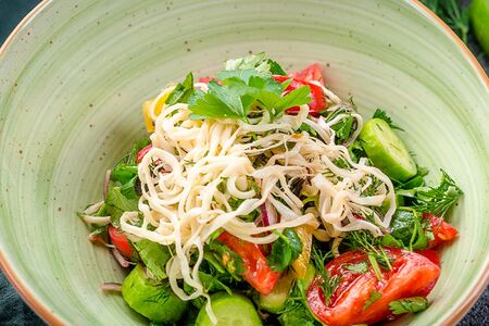 Салат овощной с сыром сулугуни