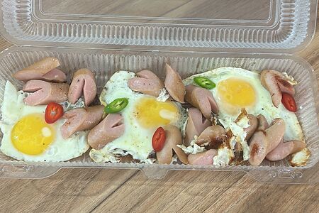 Яичница с сосисками 