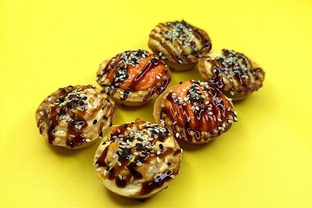 Тарталетки с тигровыми креветками и форелью