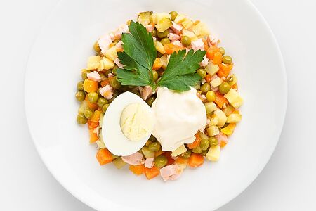 Классический оливье с колбасой