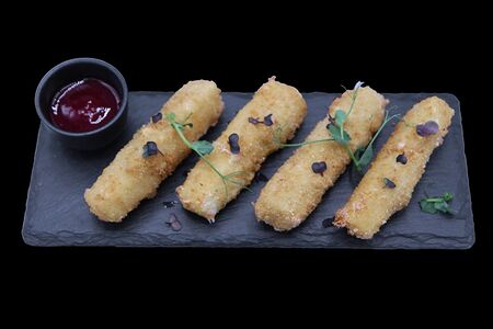 Сулугуни с брусничным соусом