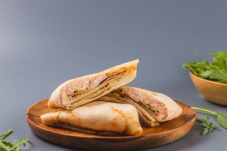 Два блина с ветчиной и сыром