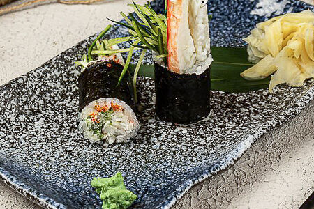 Ручные роллы в жареном нори с крабом