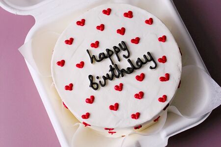 Бенто-торт на день рождения и праздник с надписью Happy birthday и сердечками
