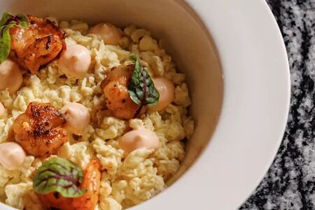 Скрэмбл с креветками и соусом спайси