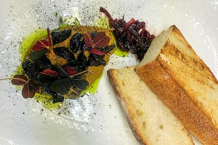 Бриошь с паштетом и черносливом