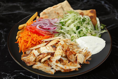 Шаурма с курицей в тарелке