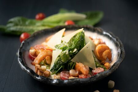 Салат Цезарь с креветками