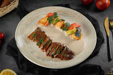 Скерт-стейк с овощами Фритто Мисто и грибным соусом