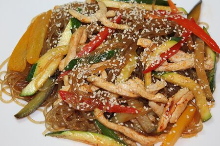 Стеклянная лапша с курицей в тайском соусе