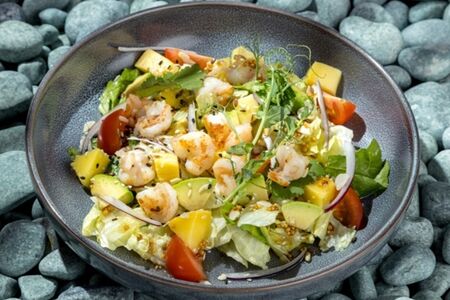 Салат с креветками, авокадо и манго