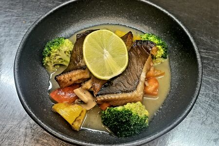 Палтус в устричном соусе, шампиньоны, перец болгарский, брокколи