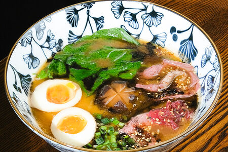 Сею-рамен с копченой говядиной, шиитаке и маринованным луком