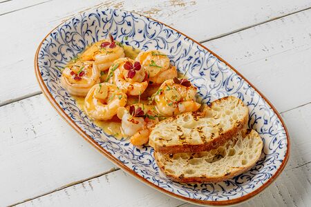 Жареные креветки с чесноком  