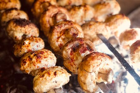 Свежие шампиньоны на углях