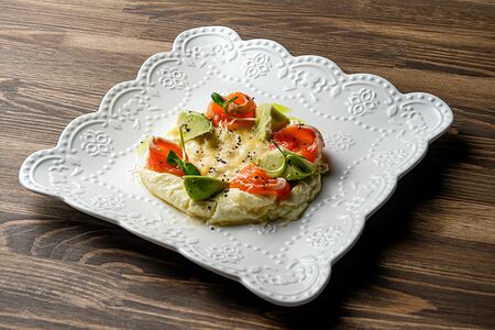 Скрэмбл с лососем, авокадо и сыром пармезан