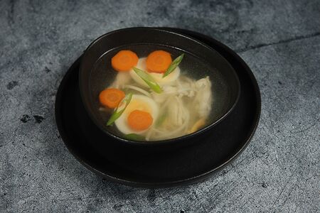 Куриный бульон с лапшой и яйцом