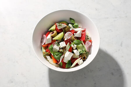 Греческий салат с фетой, оливками и свежим базиликом