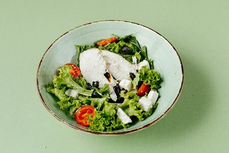 Салат с рукколой и копченой курочкой 